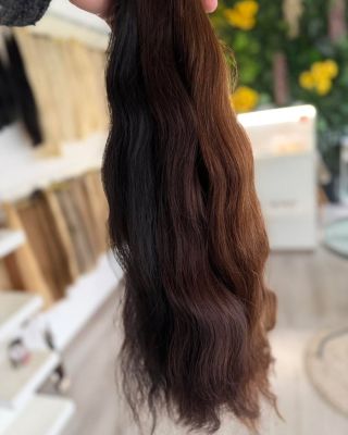 Vlnité vlasy opäť na sklade! Dĺžka: 60 cm Farby: tmavé a hnedé odtiene Ideálne na predĺženie alebo zahustenie vlasov....