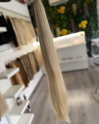 70 cm sú opäť na sklade! Extra dlhé, jemné a lesklé pramene vo svetlých odtieňoch blond Kvalitné spracovanie a okamžitá...